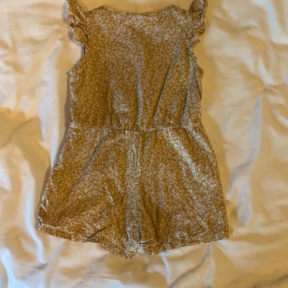 Adorable H&M toddler girl romper. - Picture 3 of 6